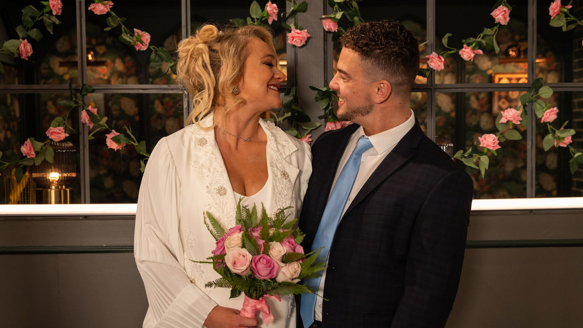 preview for Hollyoaks Soap Scoop! Robbie Roscoe returns