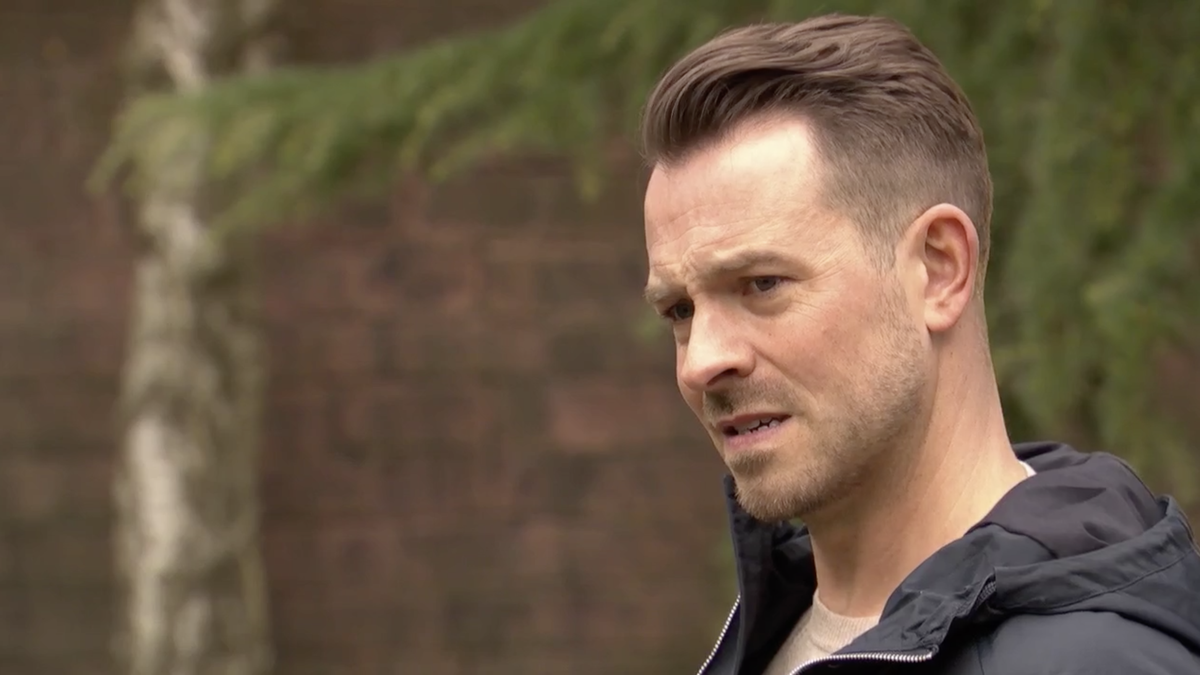 preview for Hollyoaks Soap Scoop! Darren fights for his life