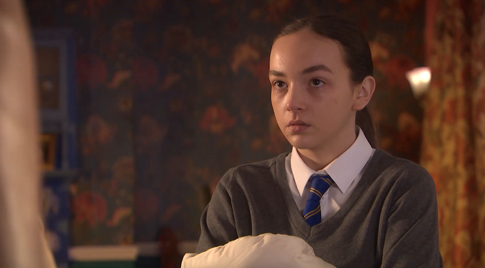 Frankie Osbourne in Hollyoaks, ein Mädchen in Schuluniform steht da und sieht verärgert aus