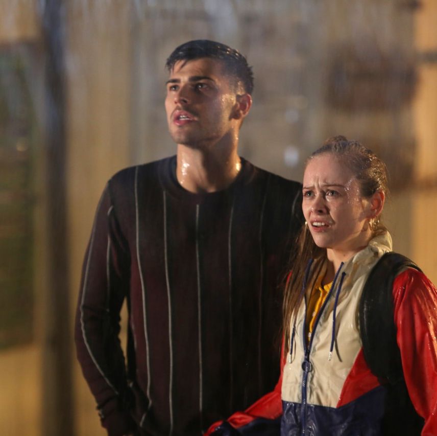 Romeo und Julia Quinn beobachten James Nightingale im Regen in Stechpalmen