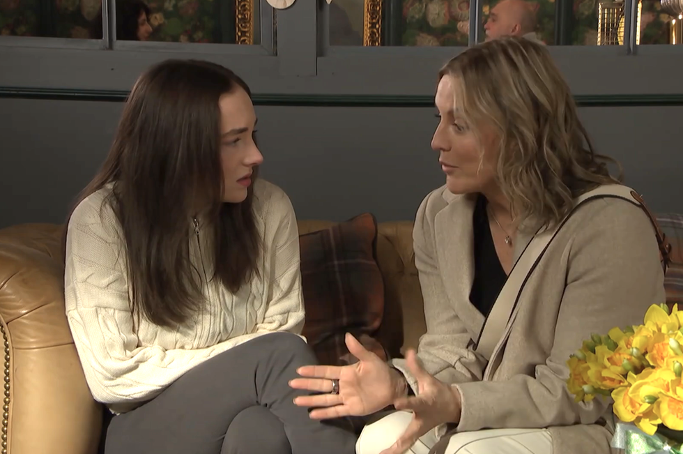 Frankie und Suzanne in Hollyoaks, eine junge Frau und ihre Mutter sitzen auf einem Sofa und unterhalten sich