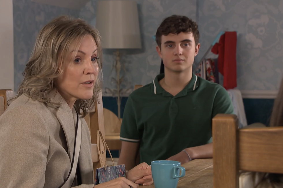 Suzanne y JJ en Hollyoaks, una madre y su hijo sentados en la mesa de la cocina hablando