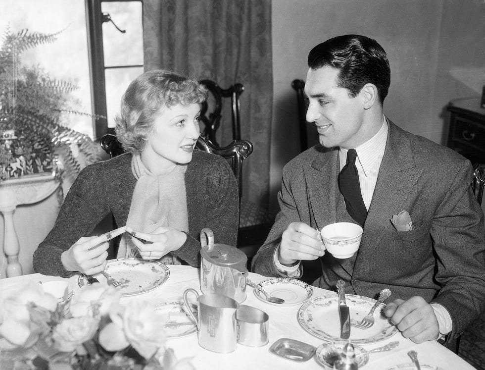 vintage photos of celebrities at home   virginia cherrill and cary grant eat breakfast