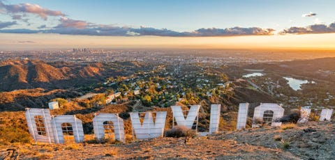 Zonsondergang boven Los Angeles Genomen vanachter het Hollywood bord Voor deze foto kon ik mijn statief niet gebruiken omdat de hekken achter de letters te hoog zijn Ik moest mijn camera dus boven het hek houden en hopen dat de foto goed zou worden Na een paar pogingen en enkele seconden van goed licht maakte ik de foto die ik voor ogen had