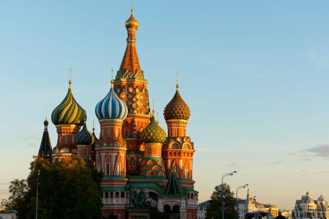In de buurt van het Kremlin aan de zuidkant van het Rode Plein van Moskou werd de Basiliuskathedraal gebouwd in de 16e eeuw en symboliseert het hemelse koninkrijk