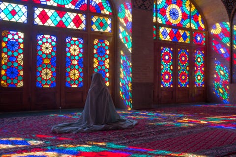 Gelegen in Shiraz en bekend als de Roze Moskee houdt dit huis van aanbidding glasinloodramen die het interieur in kleur baden