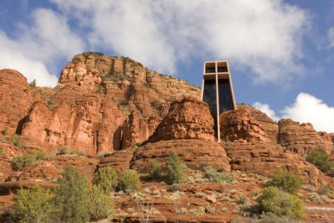 Gelegen tussen massieve rode keien in Sedona werd de kapel in 1956 gebouwd door een student van Frank Lloyd Wright genaamd Marguerite Brunswig Staude