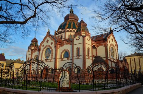 De op n na grootste synagoge van Europa de Suboticasynagoge in NoordServi nabij de Hongaarse grens heeft de Hongaarse Art Nouveaustijl