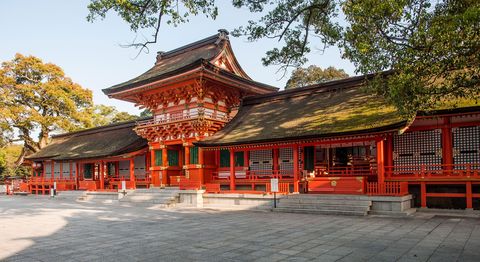 Dit Shintoheiligdom werd gebouwd in de achtste eeuw en opgedragen aan Hachiman de god van het boogschieten en oorlog
