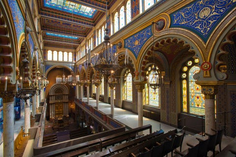 Deze synagoge in Praag is ontworpen in Moorse heroplevingsvorm met art nouveaudecoratie