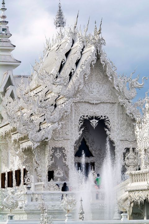 Deze parelwitte structuur bij Chiang Rai staat bekend als de Witte Tempel en gebruikt stukjes glas in pleister om in de zon te schitteren