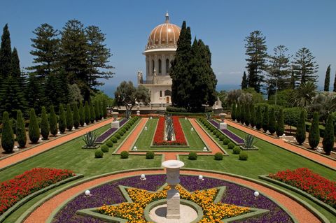 Formele tuinen stromen langs 19 terrassen rondom het koepelvormige heiligdom naar de profeet van het Bahaigeloof met uitzicht op de Middellandse Zee in Haifa