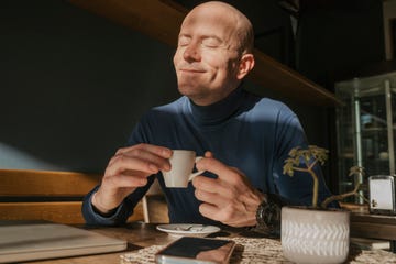 Beber café no aumenta significativamente los riesgos cardiovasculares, según una reciente investigación, siempre y cuando no haya excesos.