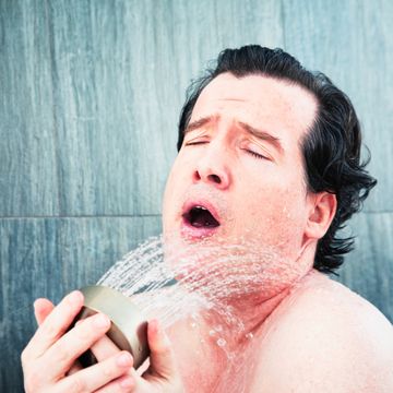 un hombre disfruta de una ducha