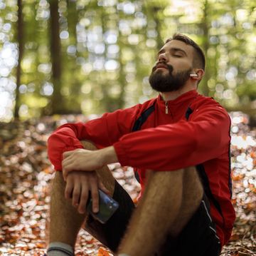 un hombre practica mindfulness  en el bosque