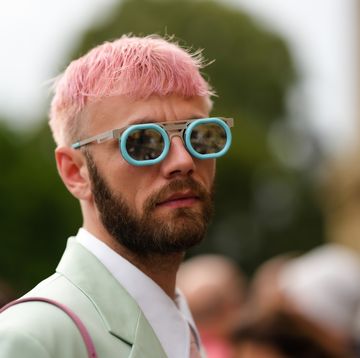 hombre con pelo teñido de rosa y gafas azules