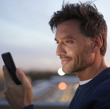 un hombre consulta su smartphone