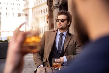 hombre con traje con una copa en la mano