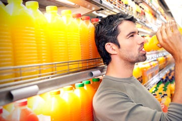 un hombre bebe un zumo de naranja, fuente de vitamina d