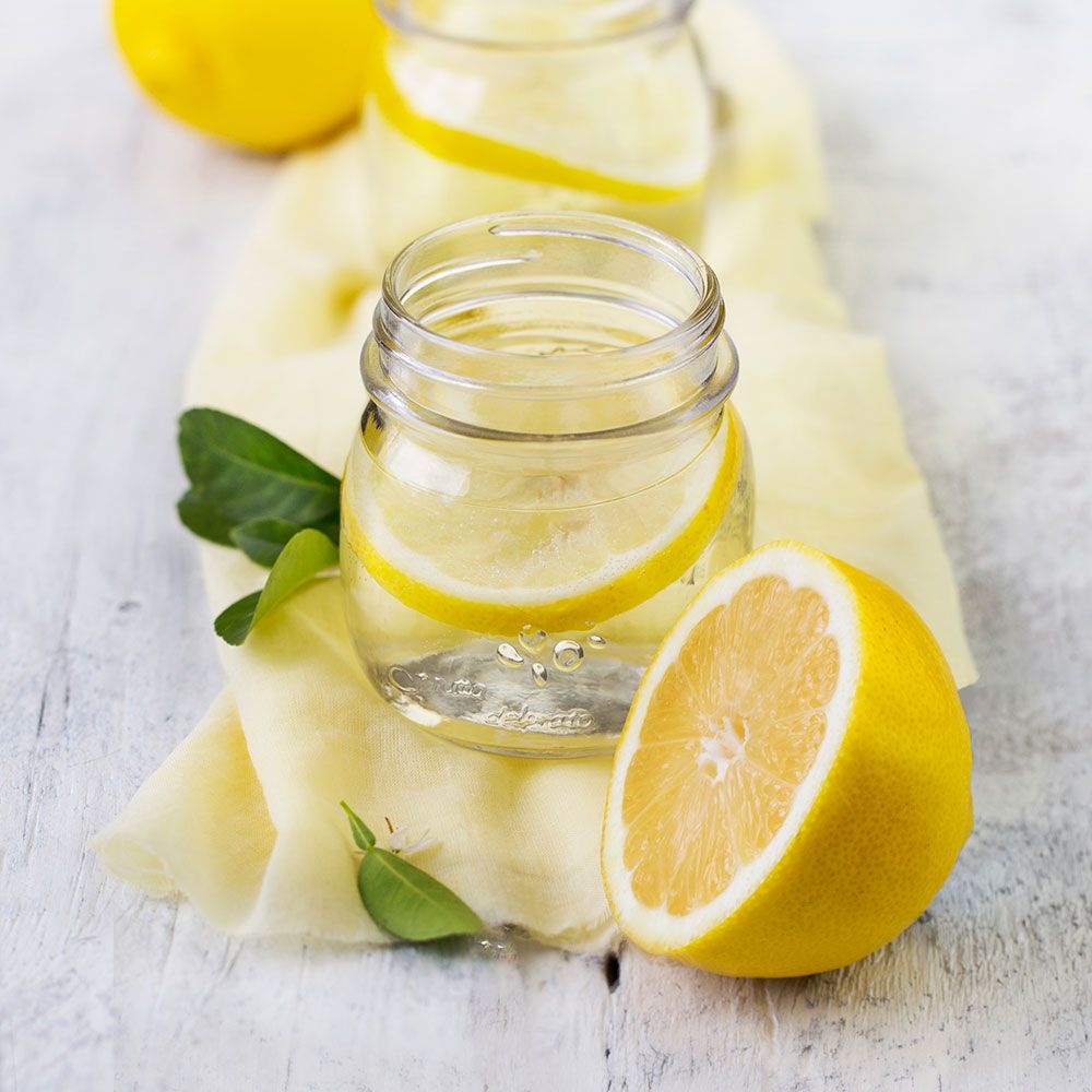 beber agua con limón en ayunas
