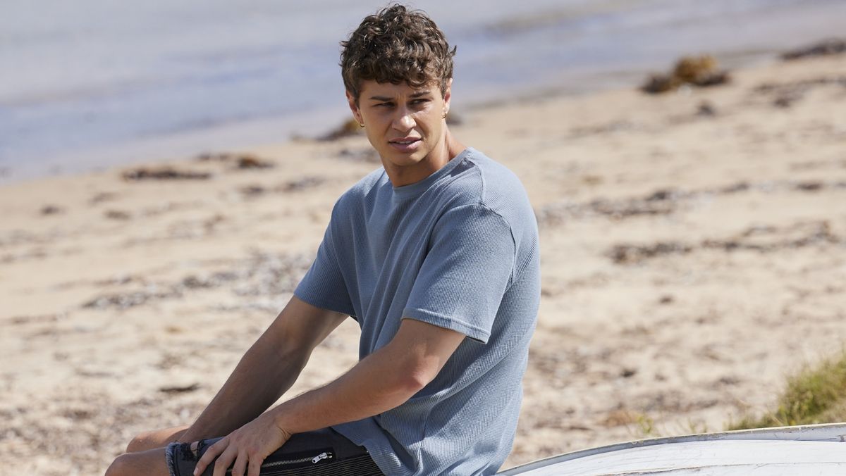 preview for Home and Away Soap Scoop! Mia considers leaving