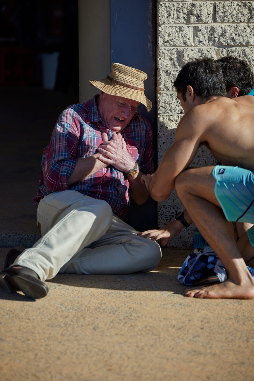 perri hayes, tane parata and harper matheson help alf stewart when he suffers chest pains in home and away