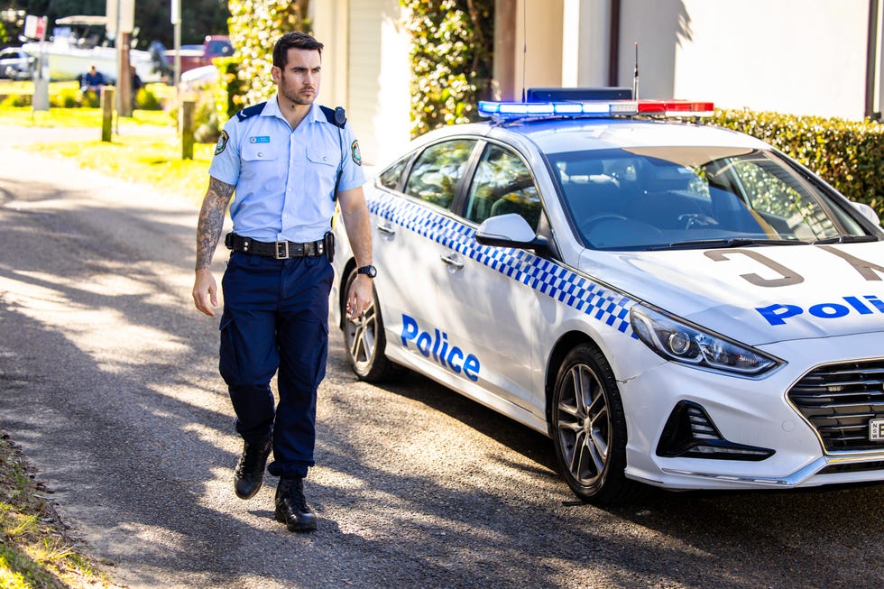 cash newman pulls over tim russell and eden fowler in tim's car in home and away