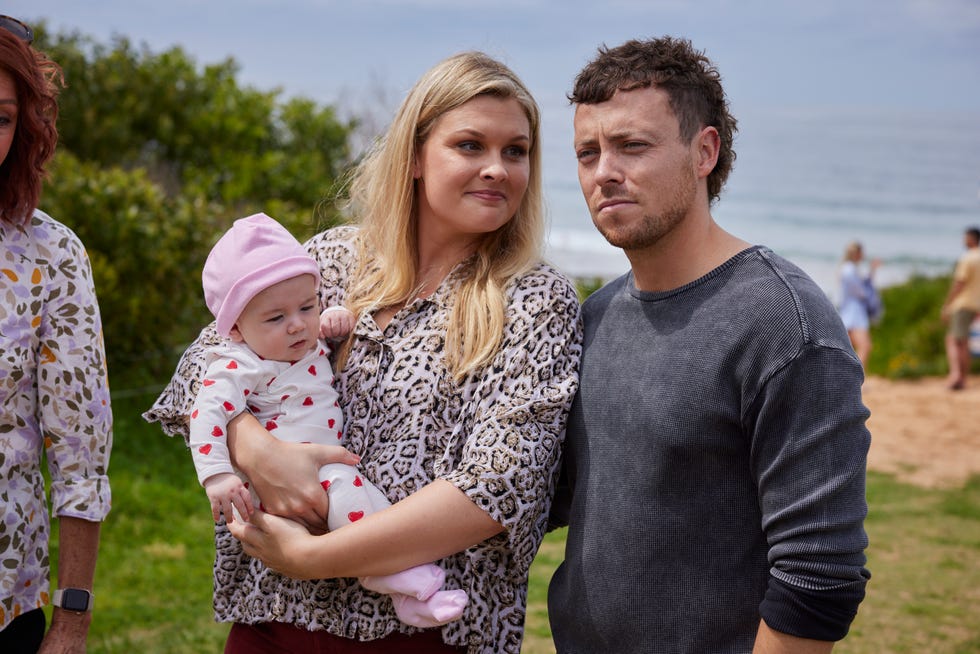 Ziggy Astoni and Dean Thompson with baby Izzy in Home and Away ziggy astoni and dean thompson with baby izzy in home and away