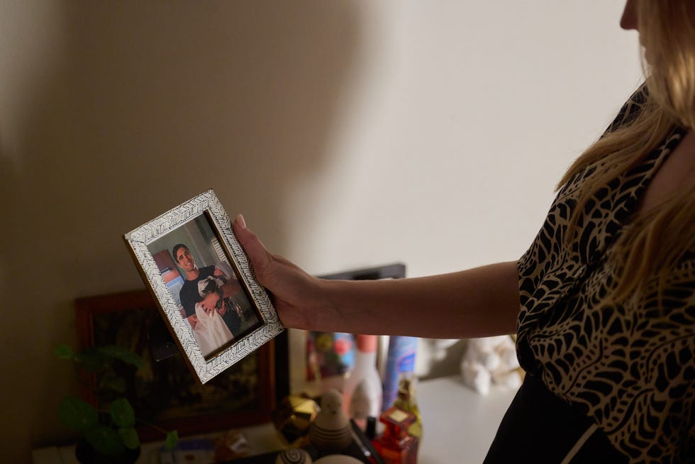 jo langham spots a photo in home and away