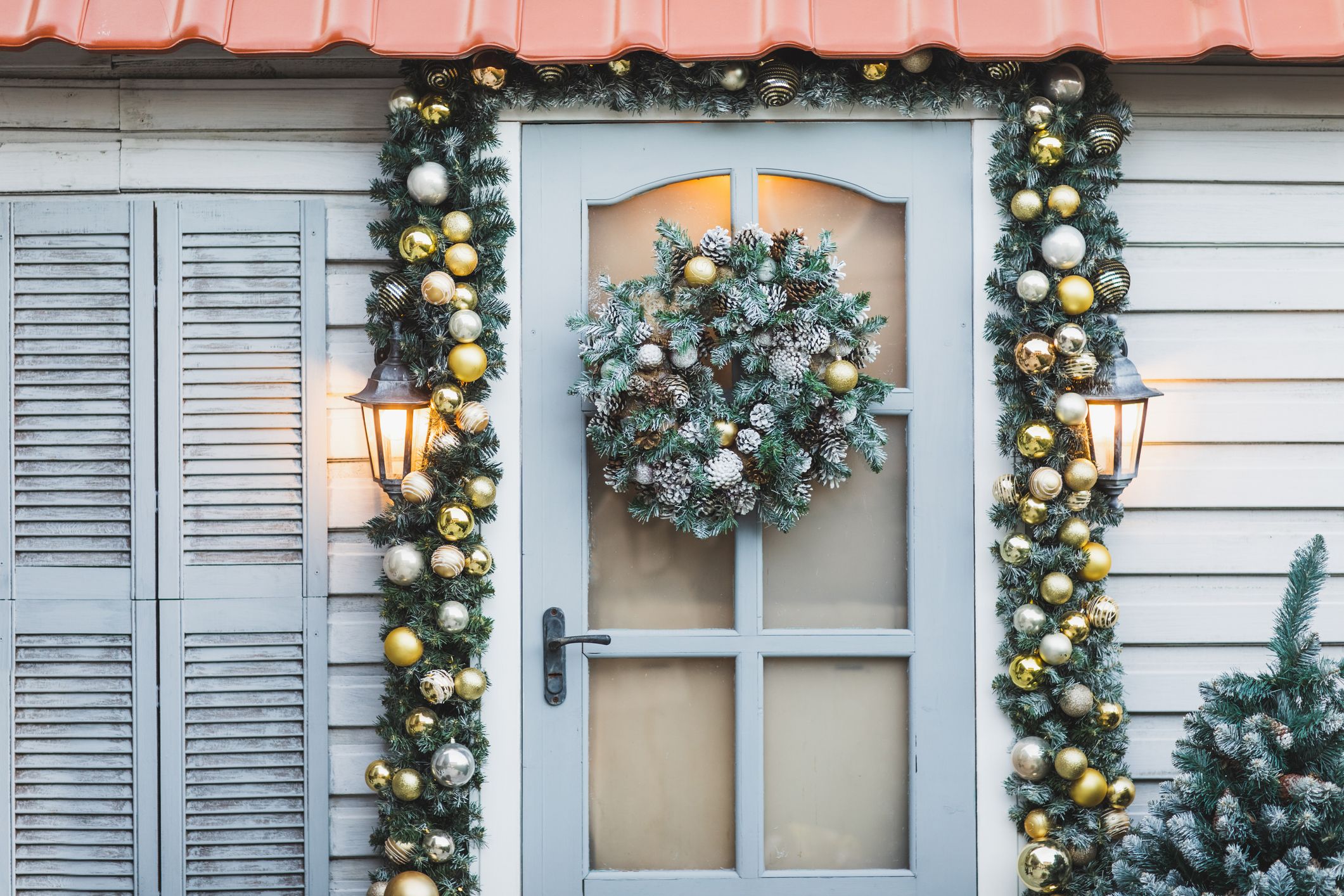 10 Creative Outdoor Garland Decor Ideas to Make Your Holidays Sparkle