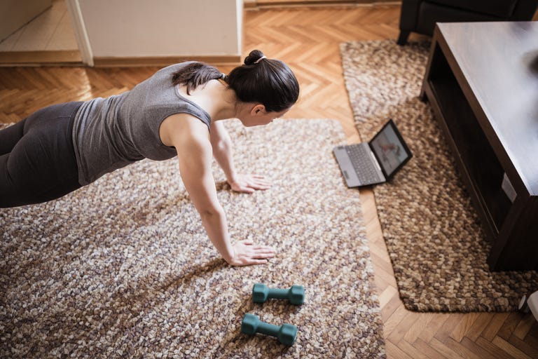 mujer entrenamiento abdominales casa