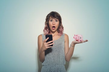 mujer joven dinero gastos
