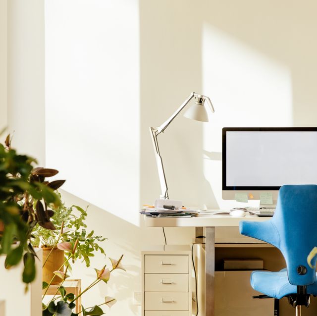 Home Office In An Apartment Royalty Free Image 1674072850 ?crop=0.669xw 1.00xh;0.282xw,0&resize=640 *