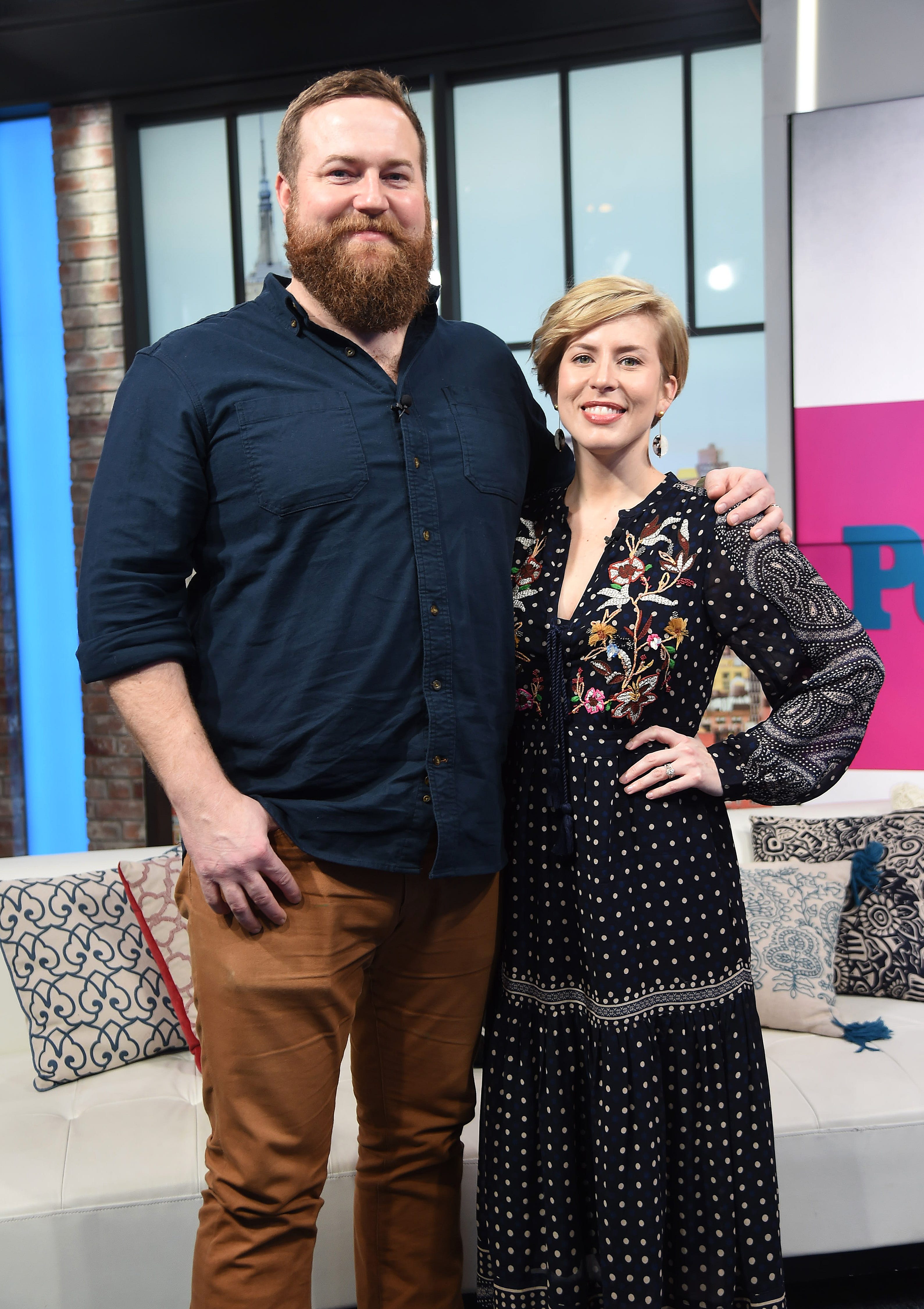 https://hips.hearstapps.com/hmg-prod/images/home-town-stars-ben-napier-and-erin-napier-visit-people-now-news-photo-1667834250.jpg?crop=1xw:0.39725xh;center,top