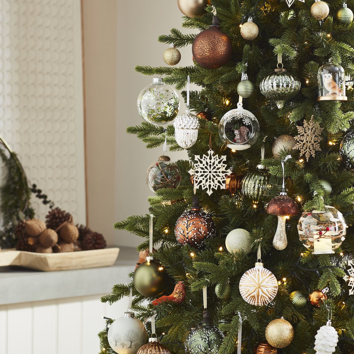 How To Decorate a Neutral Christmas Tree That Still Looks Glam 
