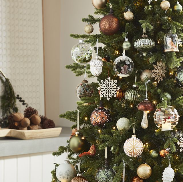 https://hips.hearstapps.com/hmg-prod/images/homebase-refined-nature-christmas-tree-trend-1666261882.jpg?crop=0.709xw:1.00xh;0.179xw,0&resize=640:*