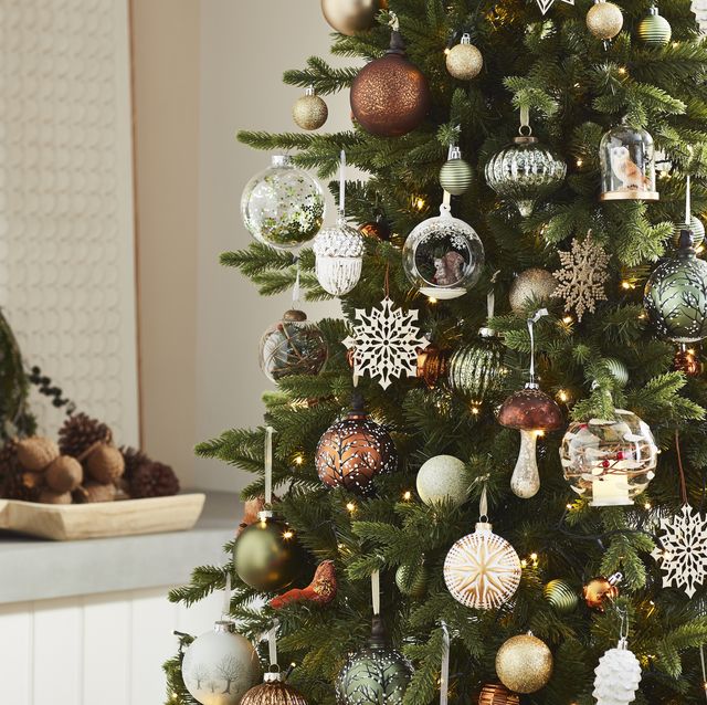 https://hips.hearstapps.com/hmg-prod/images/homebase-refined-nature-christmas-tree-trend-1666261882.jpg?crop=0.709xw:1.00xh;0.179xw,0&resize=640:*