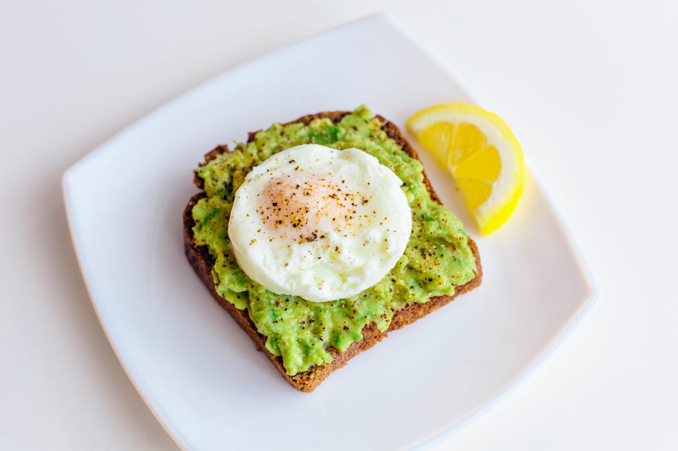 pan tostado con aguacate y huevo escalfado