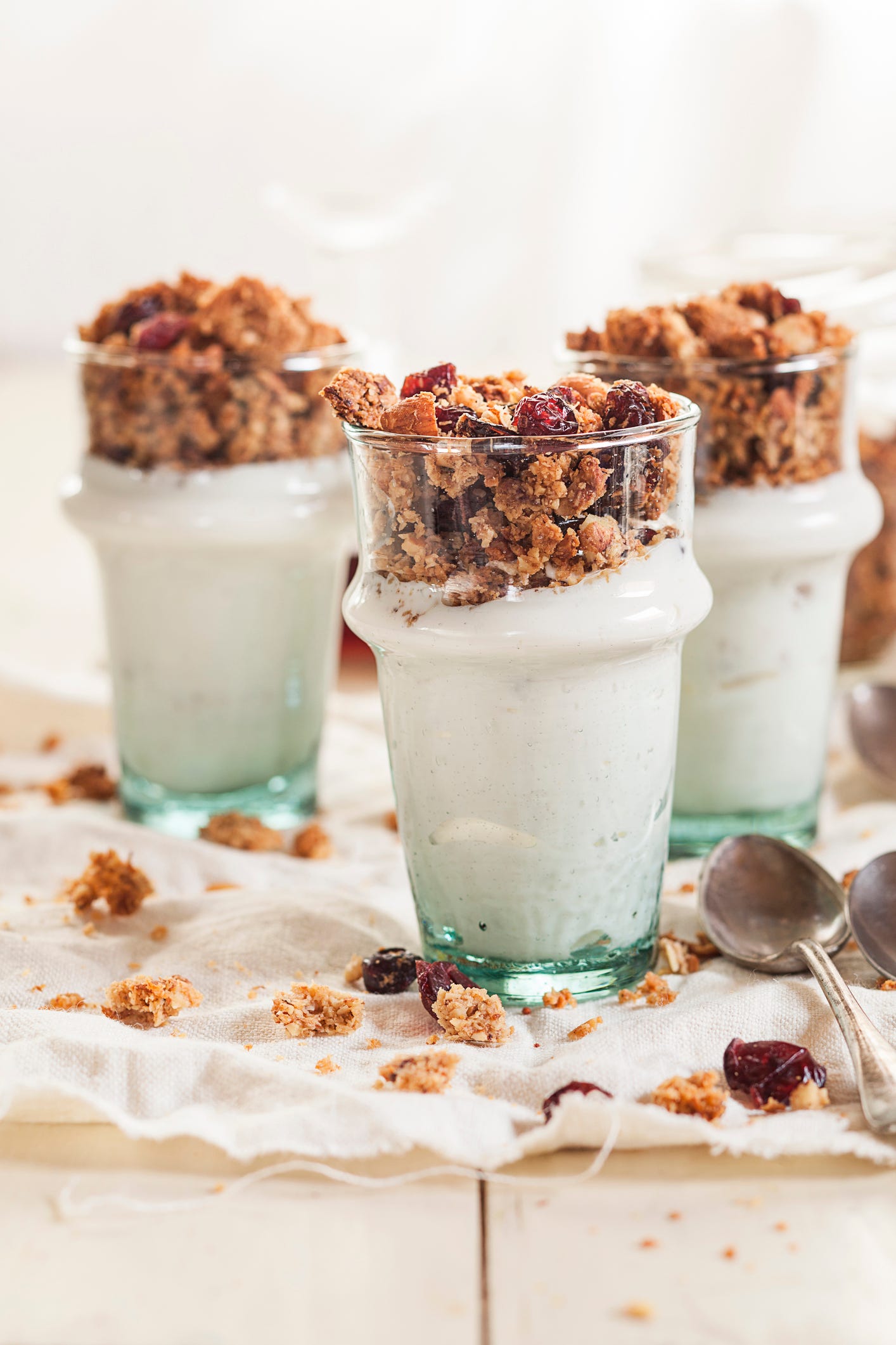 yogurt greco, granola e frutta