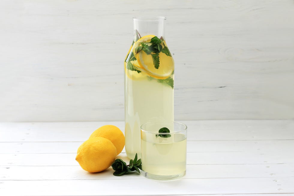 Agua de sabores perfectas para sustituir por bebidas gaseosas y azucaradas. Mezcla limón y menta con agua y listo.