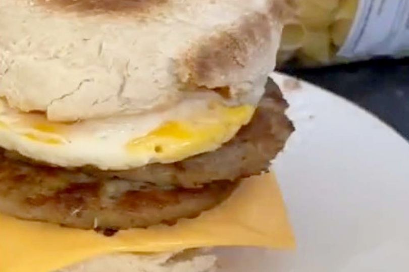 https://hips.hearstapps.com/hmg-prod/images/homemade-mcdonalds-egg-mcmuffin-recipe-1585914195.jpg