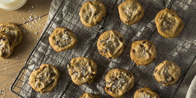 https://hips.hearstapps.com/hmg-prod/images/homemade-sea-salt-chocolate-chip-cookies-royalty-free-image-989456126-1544805122.jpg?resize=640:*