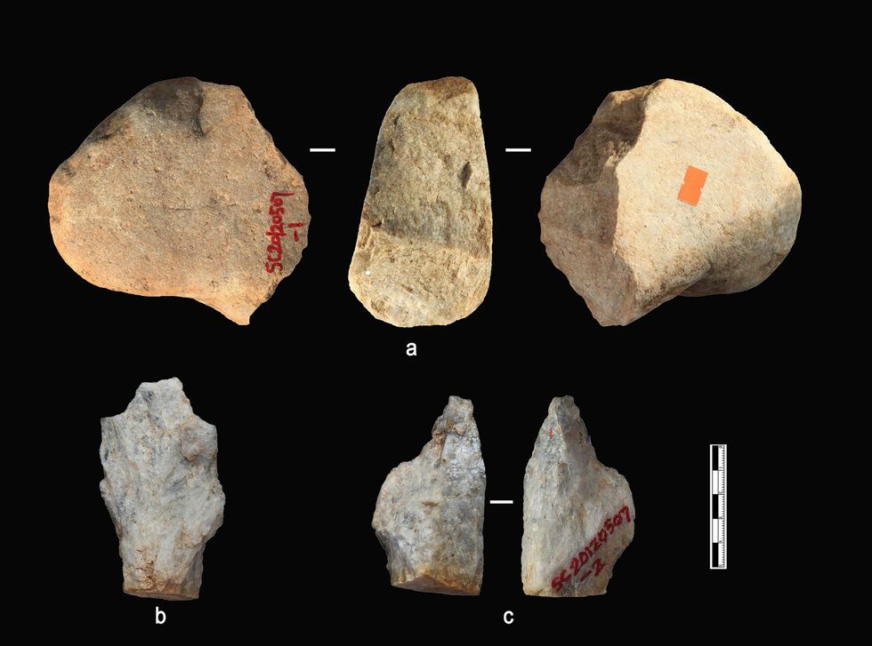 Enkele van de stenen voorwerpen uit de oudste afzettingen in Shangchen