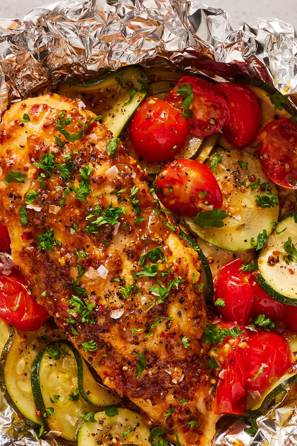https://hips.hearstapps.com/hmg-prod/images/honey-mustard-chicken-and-vegetable-foil-packets-pin-1672781524.jpg?crop=1xw:0.84375xh;center,top&resize=980:*
