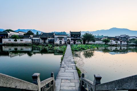 Met zijn goed bewaard gebleven huizen voert het oude dorp Hongcun bezoekers terug naar lang vervlogen tijden