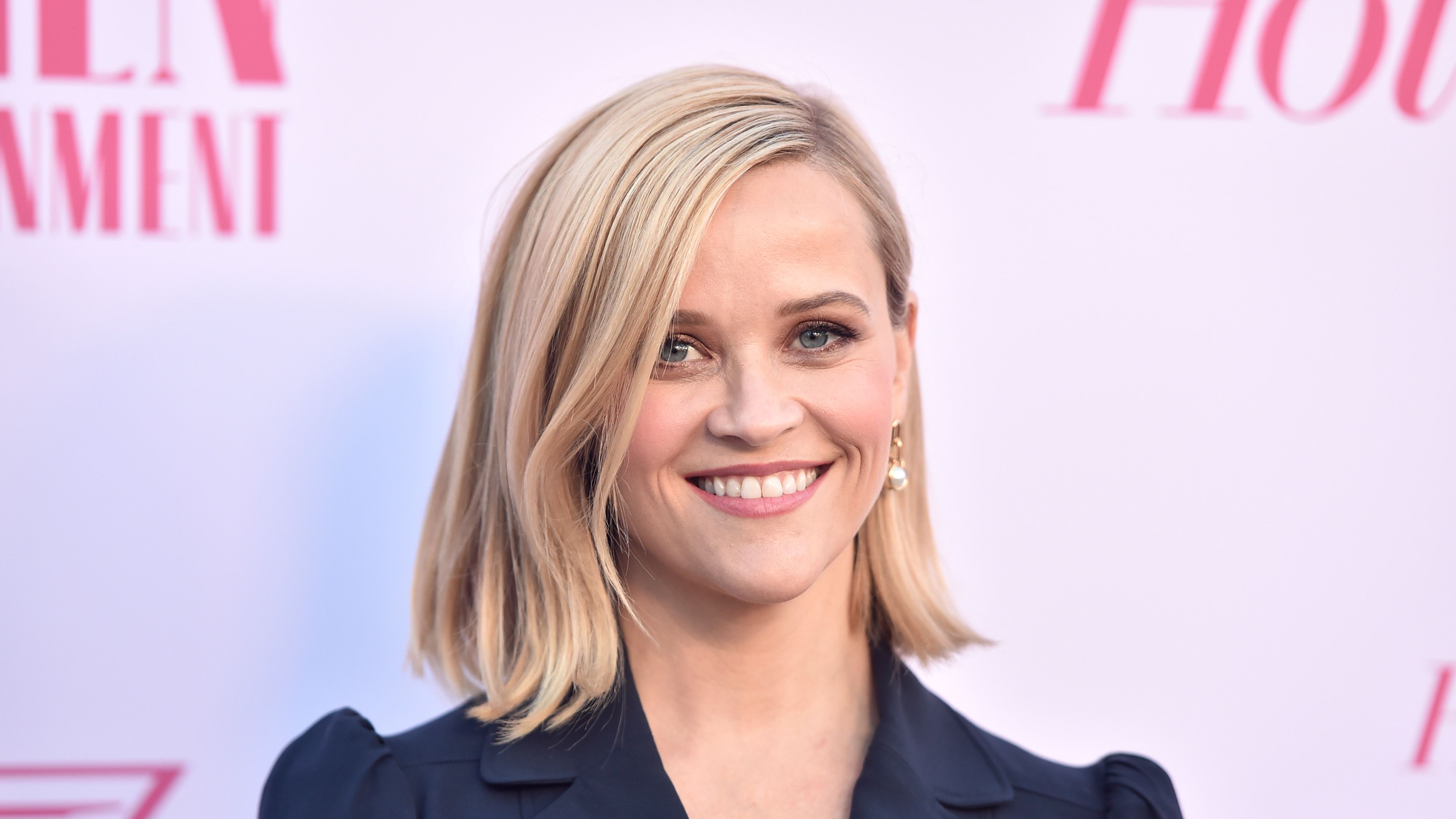 4000px x 2250px - Reese Witherspoon Has Epic Abs In A Workout Bra In An IG Yoga Vid