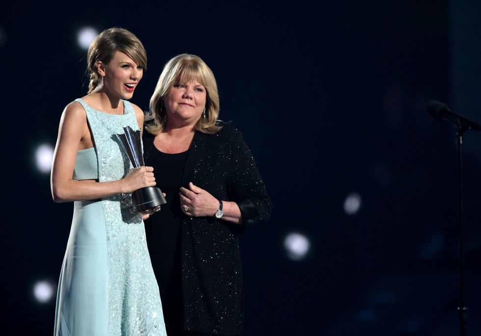taylor swift and mom at 50th academy of country music awards show