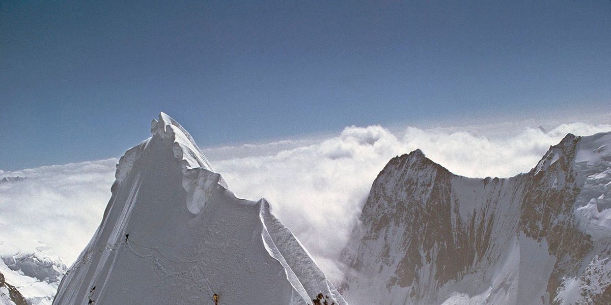 2 MOUNT EVEREST  DE HOOGSTE BERG TER WERELD IS 8848 METER HOOGZon 325 miljoen jaar geleden vormde de Mount Everest de bodem van de oude Thetyszee Maar circa zestig miljoen jaar geleden botste de plaat waar India op lag met de Euraziatische plaat waardoor de zeebodem tegen de landmassa van Azi werd gedrukt Zo ontstond 25 miljoen jaar geleden het Himalayagebergte dat nog steeds elk jaar n centimeter hoger wordt De hoogte van Mount Everest werd in 1806 voor het eerst gemeten tijdens de Great Trigonometric Survey In 1856 verklaarde Sir George Everest dat de berg maar liefst 8840 meter boven de zeespiegel lag Sindsdien is dat getal dankzij verbeterde meettechnieken en veranderingen in de topografie minimaal bijgesteld Na de verwoestende aardbeving van 2015 werd de top opnieuw vastgesteld op 8848 meter