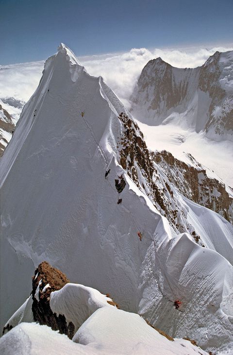 2 MOUNT EVEREST  DE HOOGSTE BERG TER WERELD IS 8848 METER HOOGZon 325 miljoen jaar geleden vormde de Mount Everest de bodem van de oude Thetyszee Maar circa zestig miljoen jaar geleden botste de plaat waar India op lag met de Euraziatische plaat waardoor de zeebodem tegen de landmassa van Azi werd gedrukt Zo ontstond 25 miljoen jaar geleden het Himalayagebergte dat nog steeds elk jaar n centimeter hoger wordt De hoogte van Mount Everest werd in 1806 voor het eerst gemeten tijdens de Great Trigonometric Survey In 1856 verklaarde Sir George Everest dat de berg maar liefst 8840 meter boven de zeespiegel lag Sindsdien is dat getal dankzij verbeterde meettechnieken en veranderingen in de topografie minimaal bijgesteld Na de verwoestende aardbeving van 2015 werd de top opnieuw vastgesteld op 8848 meter