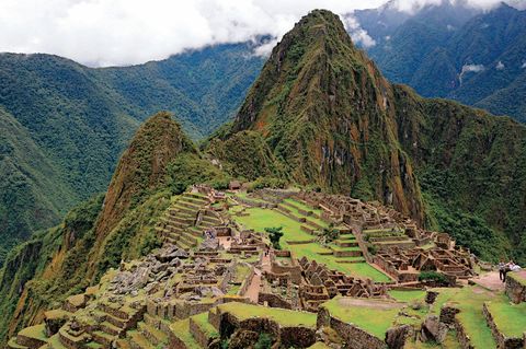 Machu Picchu zoals het er nu uitziet op een helling boven het dal van de Urubamba
